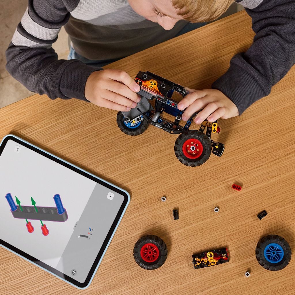 LEGO® Technic - Monster Jam™ Grave Digger™ Foc Și Gheață