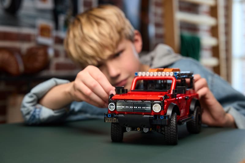LEGO® Technic - SUV Ford Bronco® 42213, 943 piese