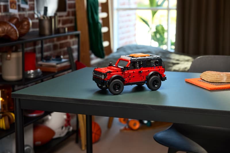 LEGO® Technic - SUV Ford Bronco® 42213, 943 piese