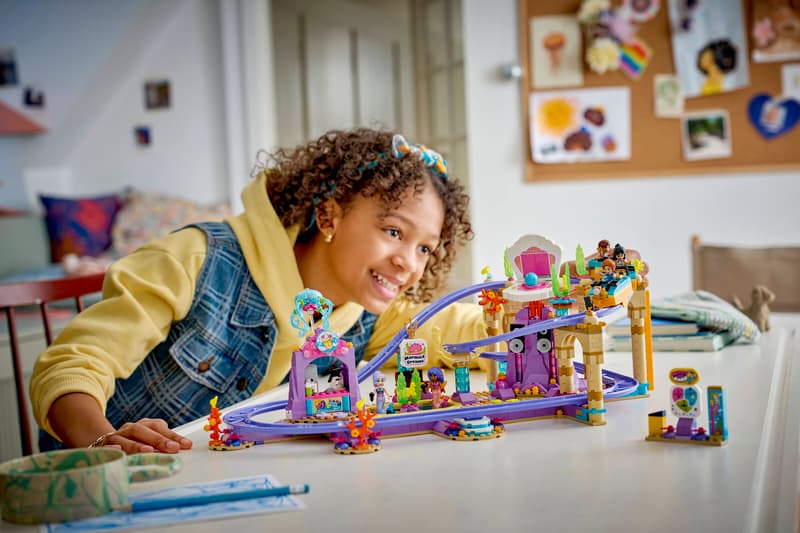 Set de constructie LEGO® Friends Roller-coaster cu sirene 42703, Jucarii pentru Copii, Jucarii pentru Fete si Baieti, Idee de Cadou pentru Copii, 864 piese