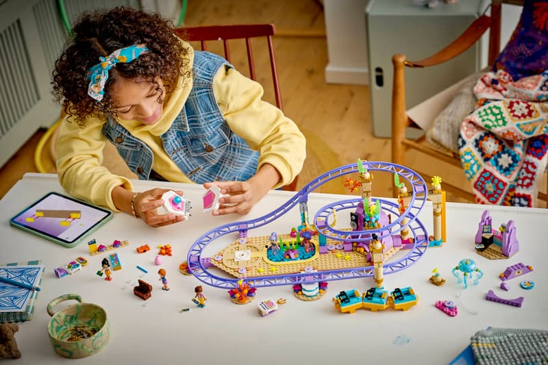 Set de constructie LEGO® Friends Roller-coaster cu sirene 42703, Jucarii pentru Copii, Jucarii pentru Fete si Baieti, Idee de Cadou pentru Copii, 864 piese
