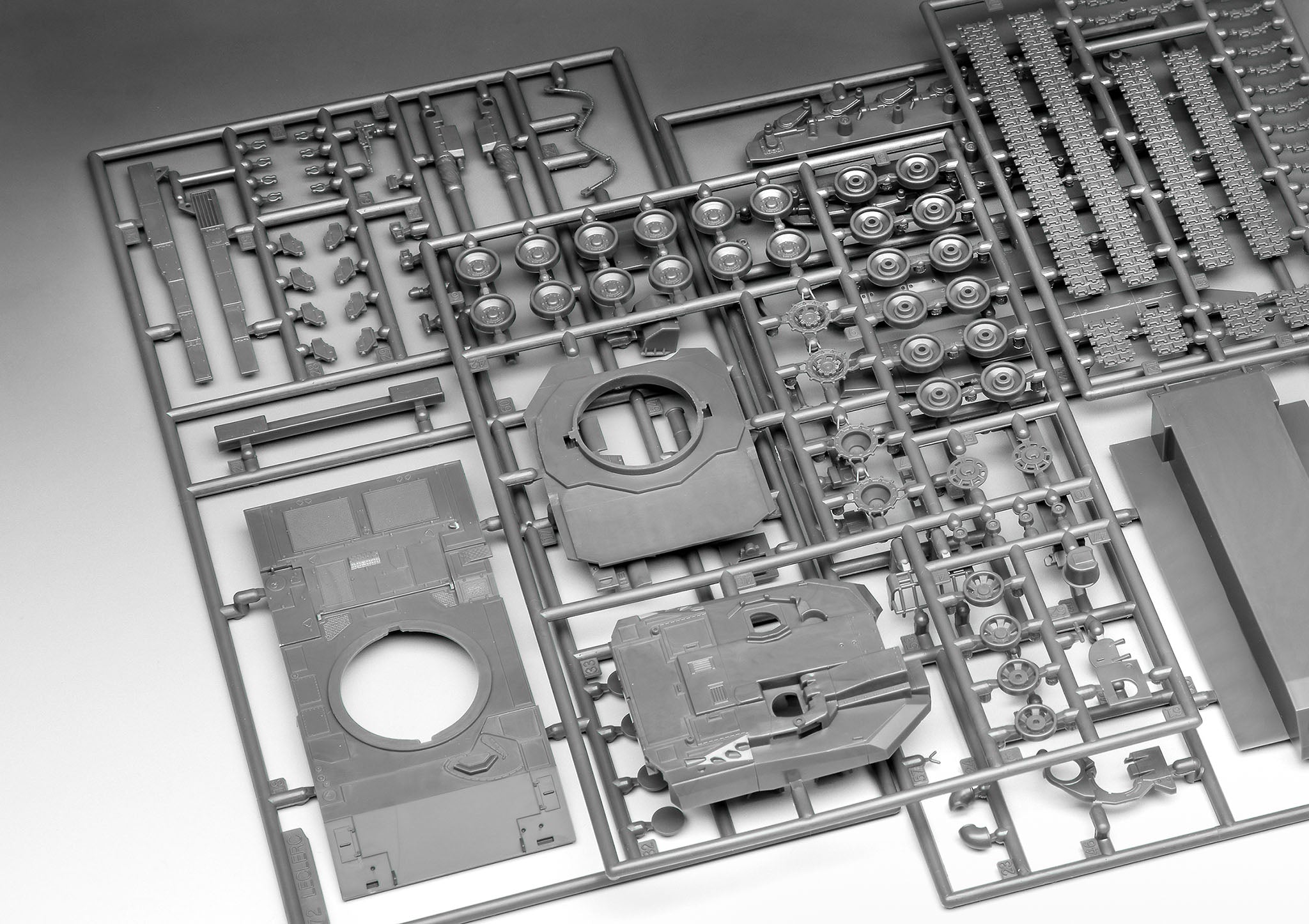 Set model Leclerc T.5, Revell, 1:72, cu accesorii, 275x241mm 63341