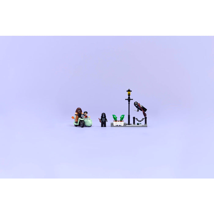 LEGO® Harry Potter™ - Hagrid™ Și Harry În Fugă De Pe Aleea Boschetelor