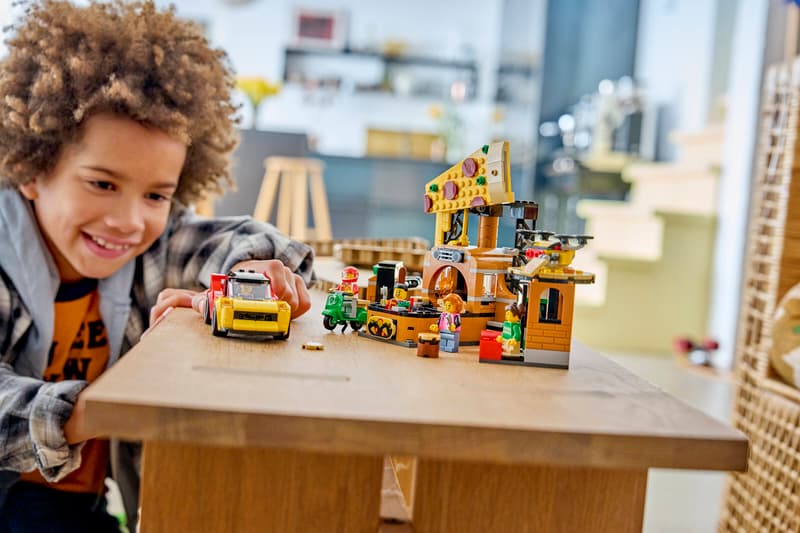 Set de constructie LEGO® City Experienta livrarii de pizza cu vehicule 60496, Jucarii pentru Copii de 6+ ani, Jucarii pentru Baieti si Fete, Idee de Cadou pentru Copii