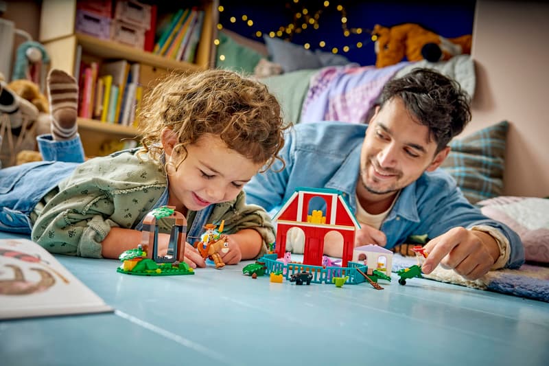 Set de constructie LEGO® Disney si Pixar - Povestea jucariilor 5 Ferma de cai a lui Blaze 43304, Jucarii pentru Copii, Jucarii pentru Baieti si Fete, Idee de Cadou pentru Copii, 209 piese
