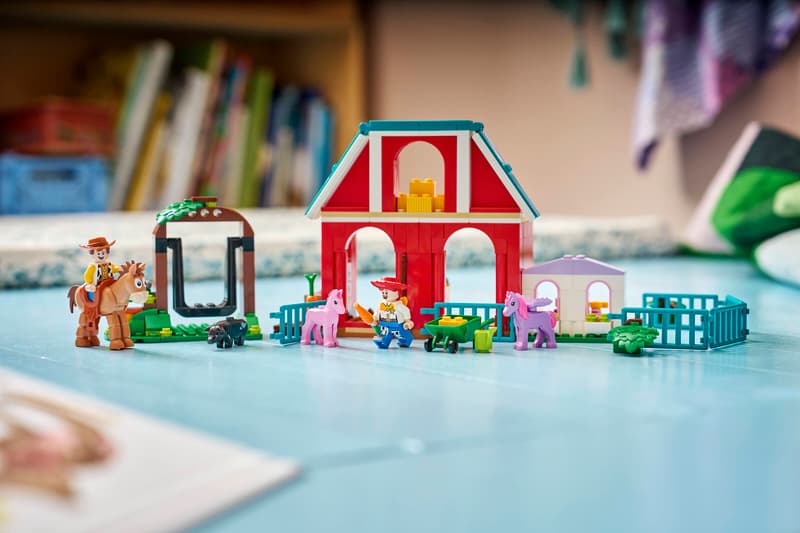 Set de constructie LEGO® Disney si Pixar - Povestea jucariilor 5 Ferma de cai a lui Blaze 43304, Jucarii pentru Copii, Jucarii pentru Baieti si Fete, Idee de Cadou pentru Copii, 209 piese