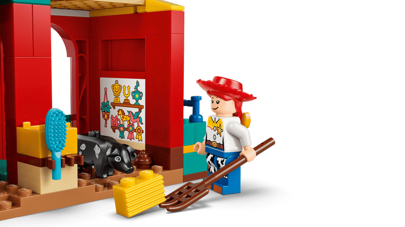 Set de constructie LEGO® Disney si Pixar - Povestea jucariilor 5 Ferma de cai a lui Blaze 43304, Jucarii pentru Copii, Jucarii pentru Baieti si Fete, Idee de Cadou pentru Copii, 209 piese