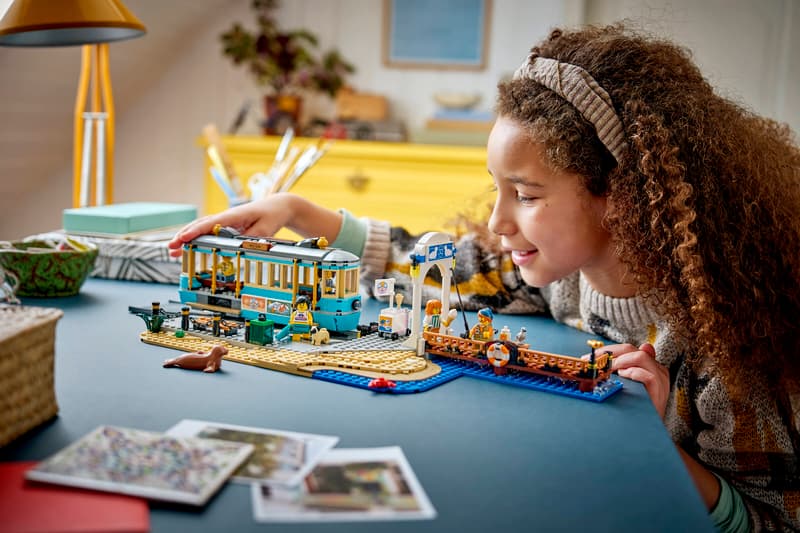 Set de constructie LEGO® City Tramvai de plaja clasic 60506, Jucarii pentru Copii de 7+ ani, Jucarii pentru Baieti si Fete, Idee de Cadou pentru Copiii Pasionati de Trenuri de Jucarie